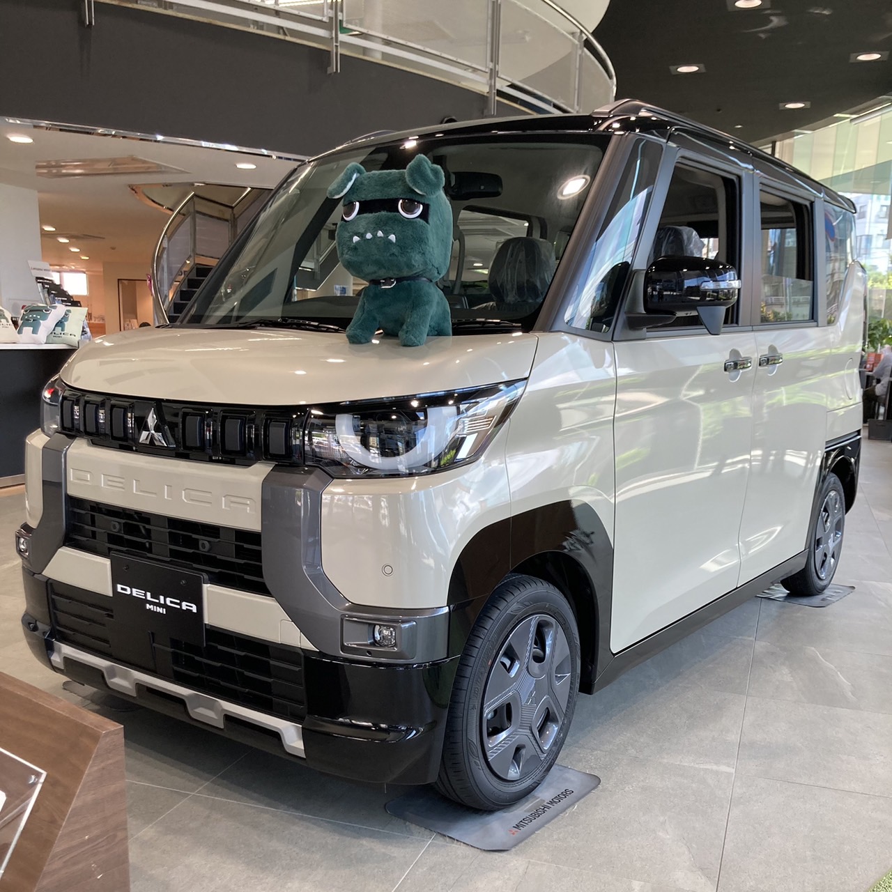 琉球三菱　琉球三菱自動車浦添店　浦添店ショールーム　沖縄三菱　沖縄三菱デリカミニ　沖縄デリカミニ　デリカミニ沖縄　デリ丸　デリ丸沖縄　デリ丸グッズ　浦添店ショールーム　浦添ディーラー