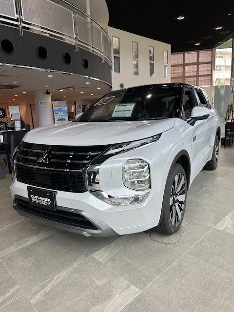 琉球三菱浦添店ショールームに展示されているアウトランダーＰＨＥＶ（対象車両）外装画像　前方左斜めから