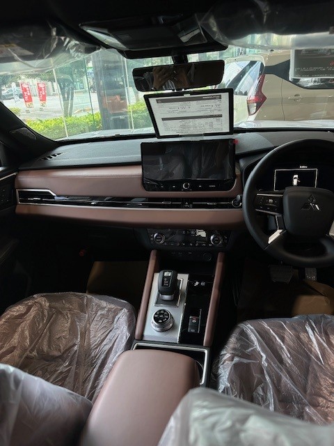 琉球三菱浦添店ショールームに展示されているアウトランダーＰＨＥＶ（対象車両）内装画像