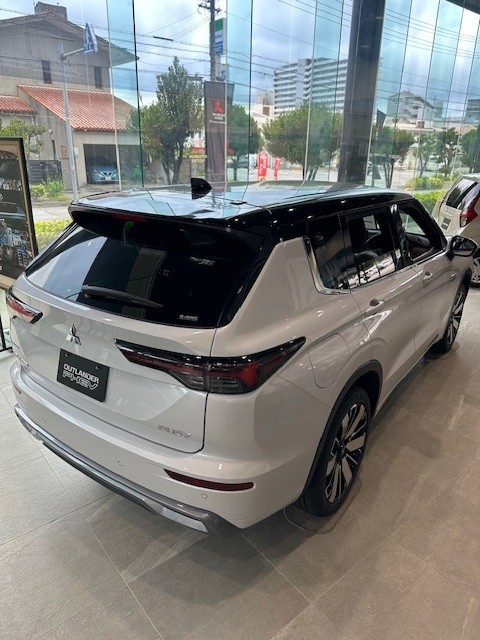 琉球三菱浦添店ショールームに展示されているアウトランダーＰＨＥＶ（対象車両）外装画像　後方