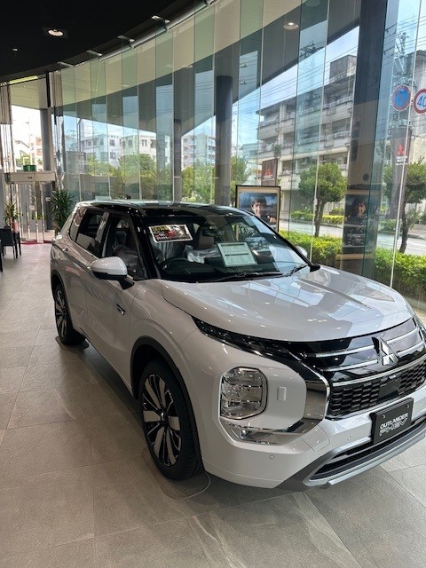 琉球三菱浦添店ショールームに展示されているアウトランダーＰＨＥＶ（対象車両）外装画像　前方右斜めから